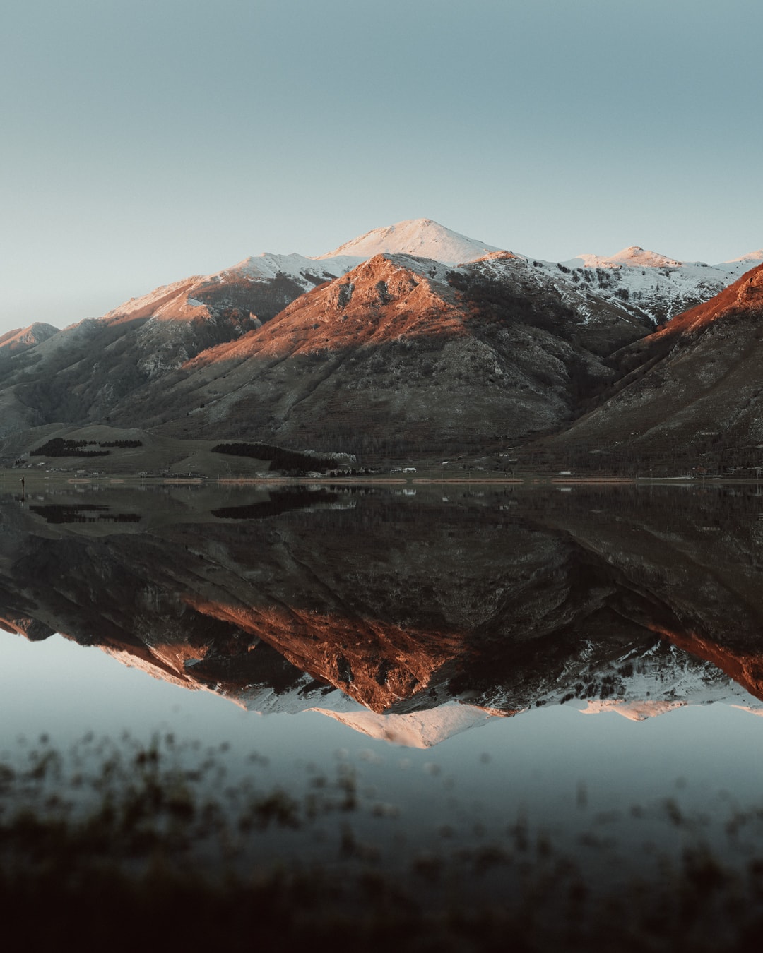 Montagna Innevata Riflessa Sul Lago