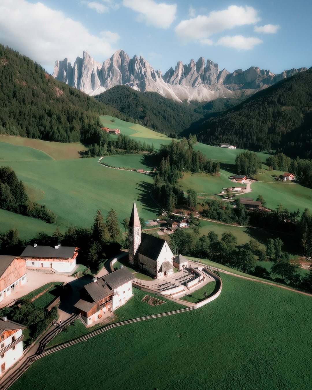 Foto con il Drone della Chiesa di Santa Maddalena Con Montagne